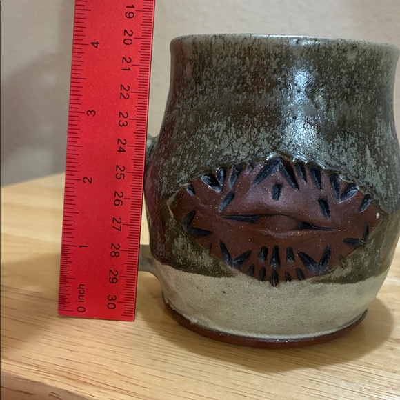 Handcrafted mug with eye on it. Red clay green and grey glaze No signature - Picture 8 of 10
